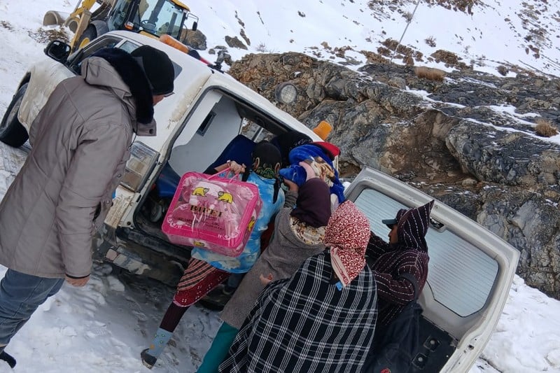 بعد انقطاع الطريق بتساقط الصخور.. نقل مريضتين كانتا في حالة مستعجلة