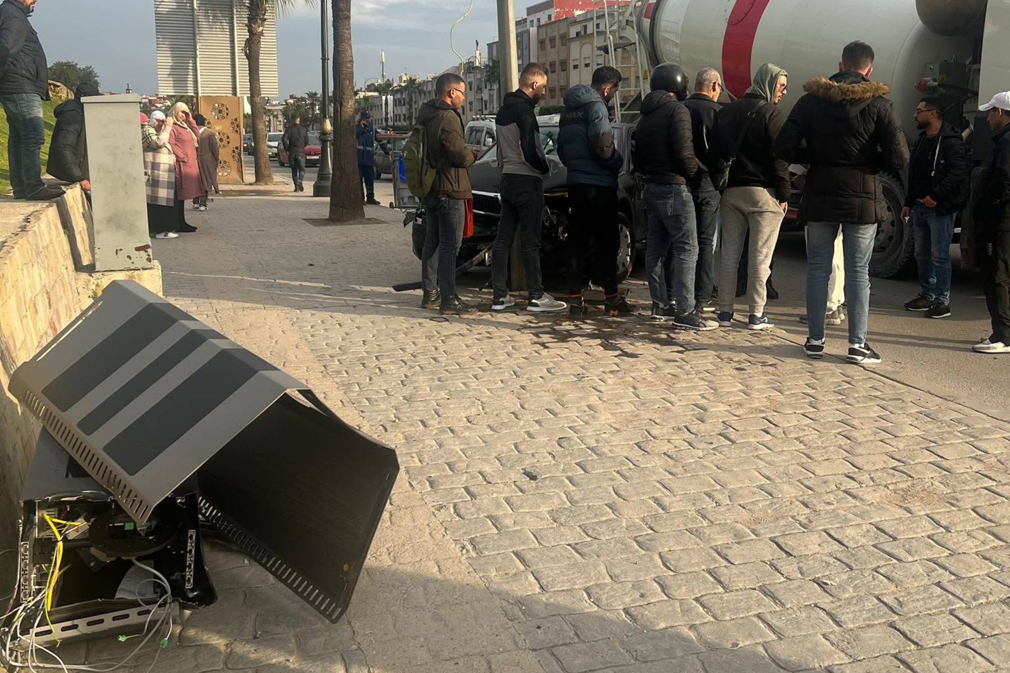 طنجة.. اصطدام “عنيف” بين شاحنة صهريجية وسيارة يطيح بـ “رادار” مراقبة السرعة