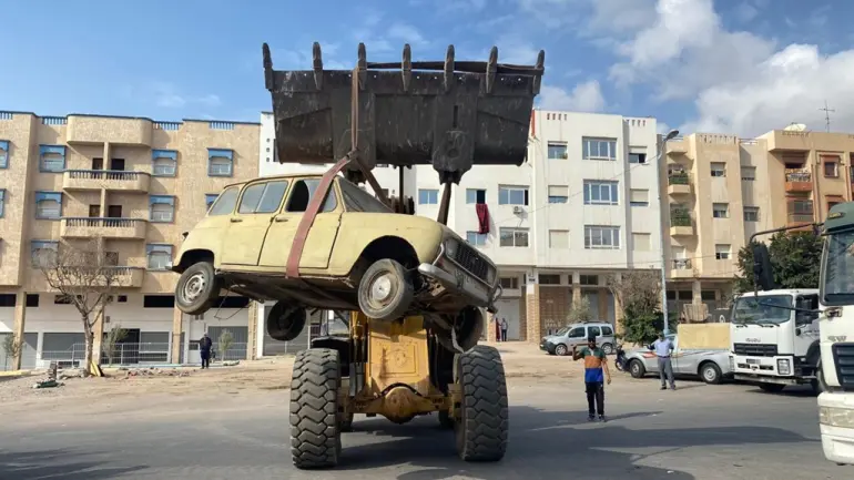 إقليم الحوز.. حملة واسعة لتحرير الملك العمومي من “السيارات المهملة” وإيداعها المحاجز الجماعية