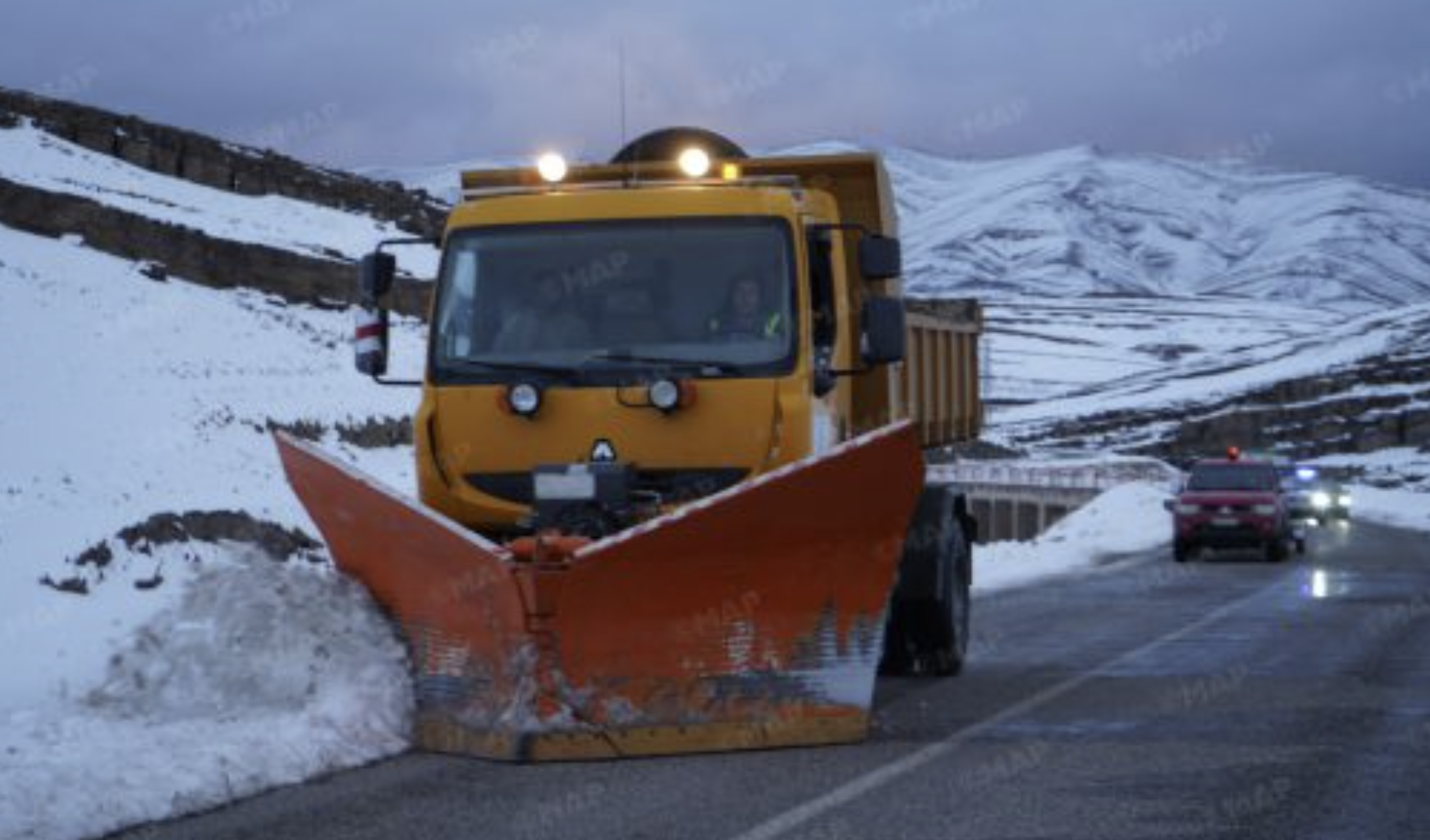 السلطات تواصل إزاحة الثلوج ومواجهة سوء الأحوال الجوية بإقليم ميدلت