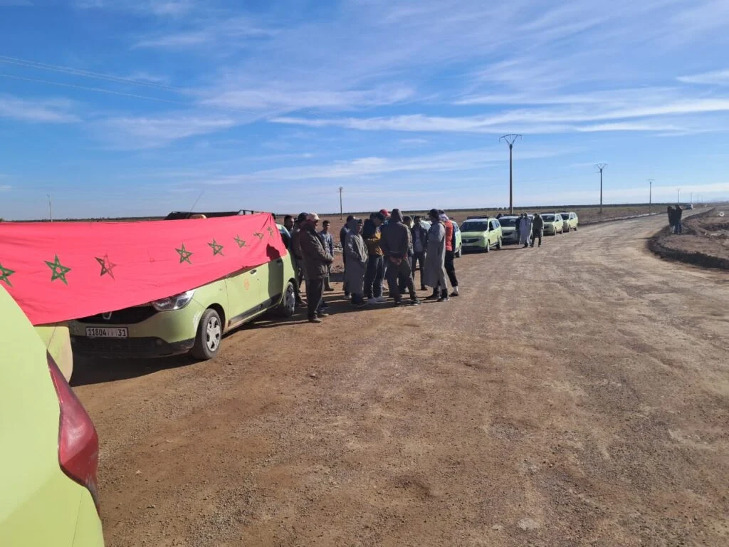 قلعة السراغنة.. مهنيو سيارات الأجرة يحتجون على تعثر أشغال الطريق الجهوية رقم 206