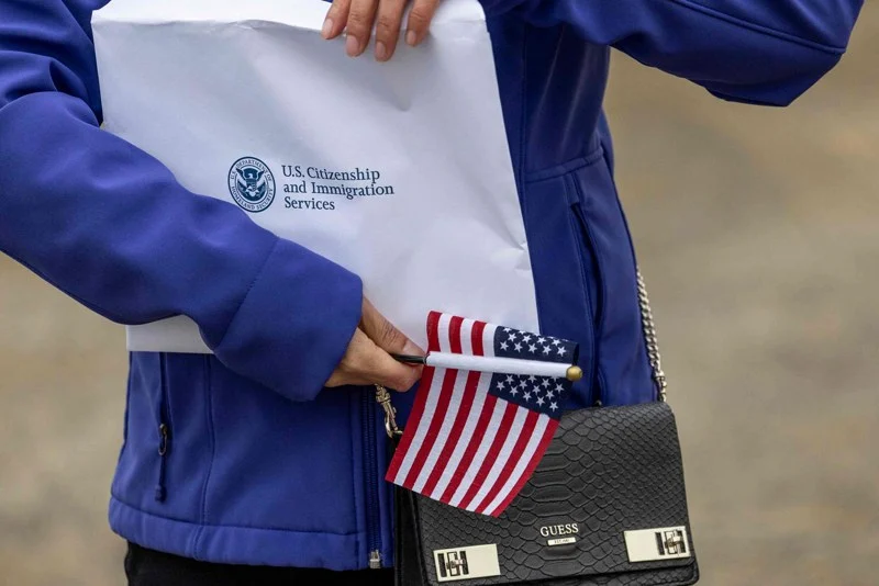 لهذه الأسباب إدارة ترامب تعلّق قرعة “غرين كارد”