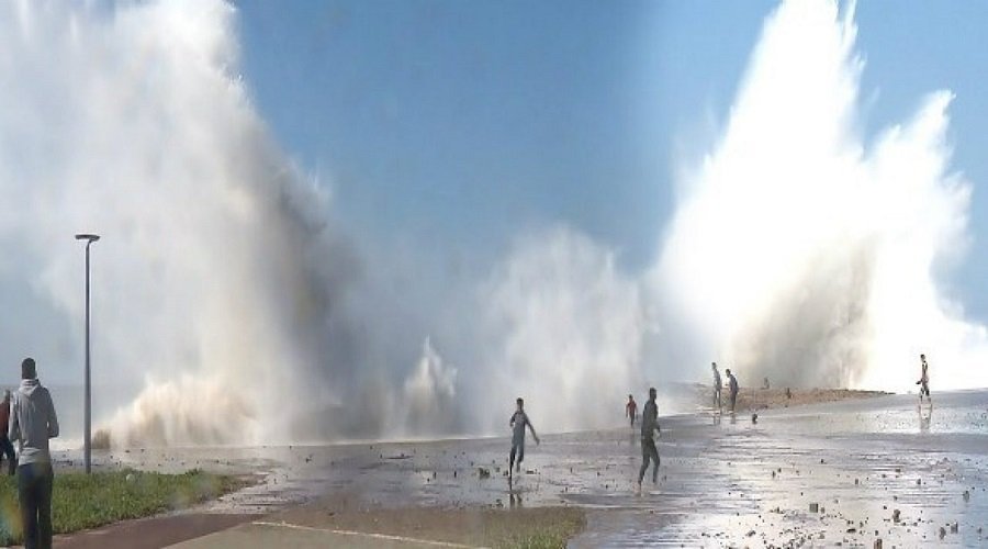 تحذير من الشواطئ.. أمواج عاتية يتجاوز علوها 6 أمتار