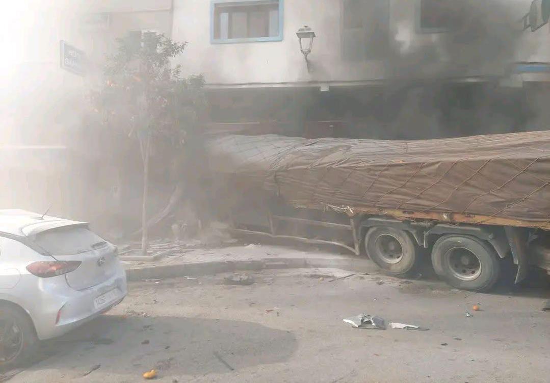 مصرع 4 أشخاص وإصابة 8 آخرين اثر اصطدام شاحنة ضخمة ببنايتين 