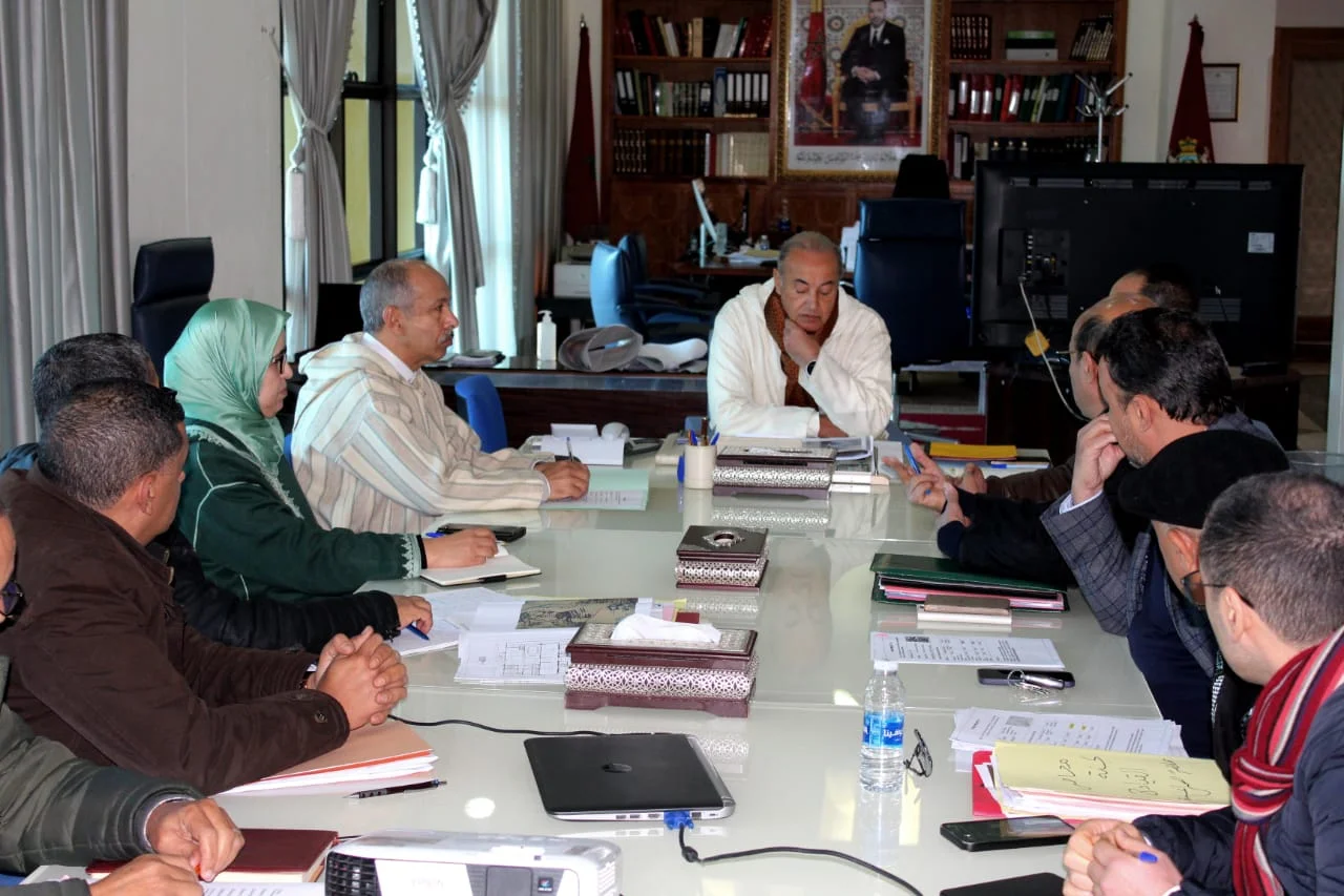 عامل قلعة السراغنة يحث على تسريع وتيرة إحداث مركز التأهيل المهني في فنون الصناعة التقليدية