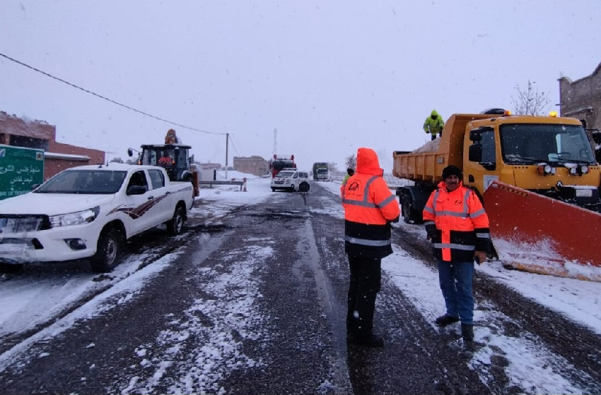 إزاحة الثلوج وإعادة فتح الطرق أمام حركة السير بإقليم الحسيمة