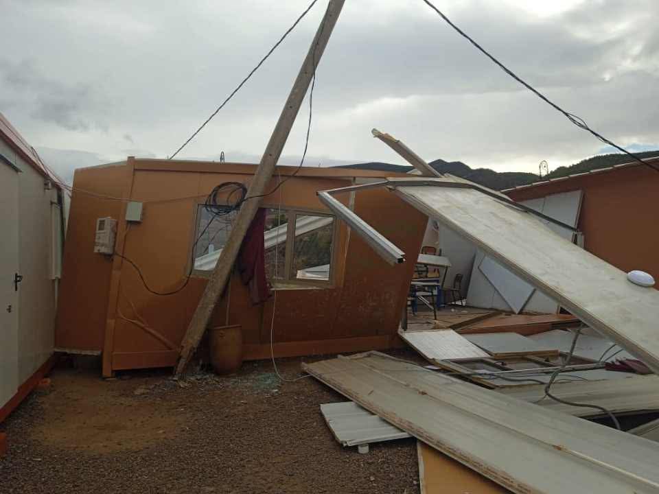 رياح الحوز القوية تطيح بعمود كهربائي فوق “حجزة دراسية” بأسني والعناية الإلهية تمنع وقوع كارثة