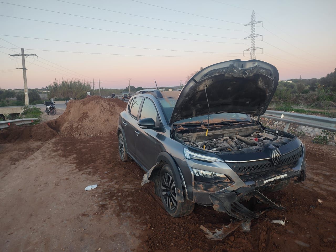 الصويرة.. سيارة تصطدم بحاجز رملي قرب قنطرة العضامنة وخسائر مادية في الحادث