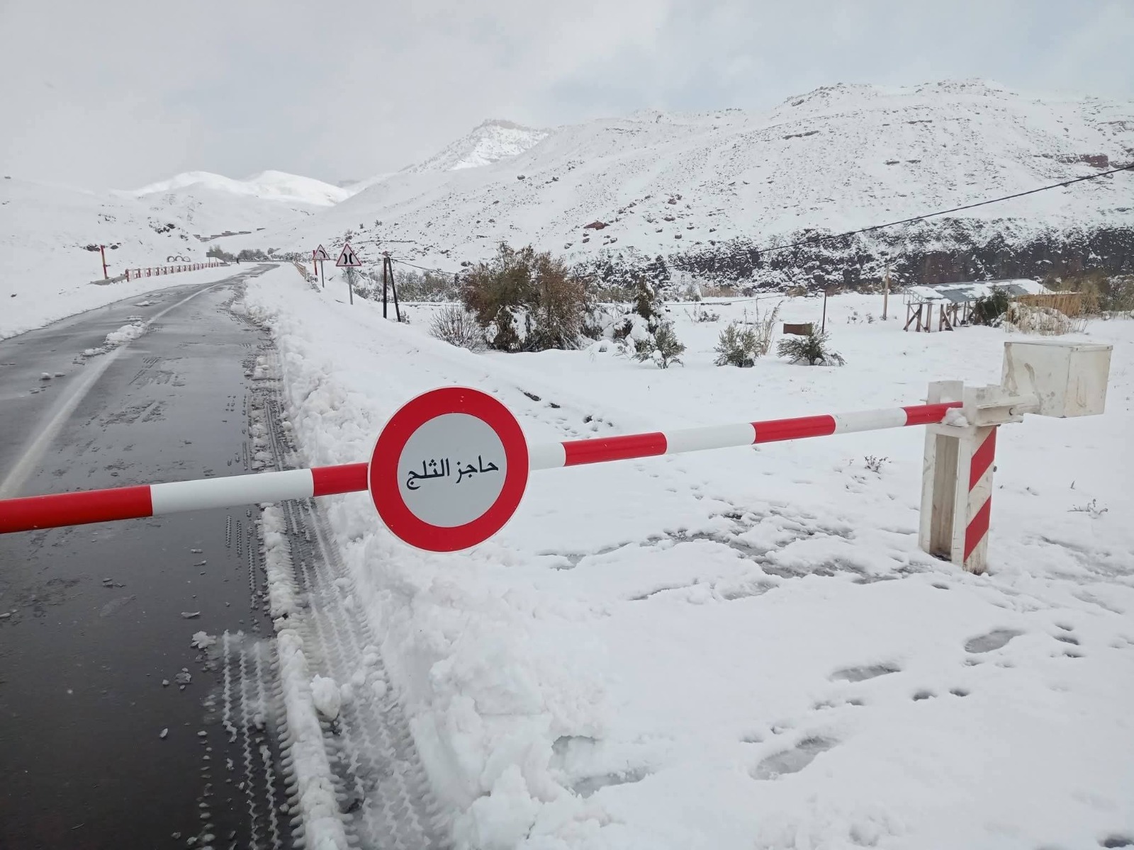 الثلوج الكثيفة تشل الحركة بين مراكش وورزازات