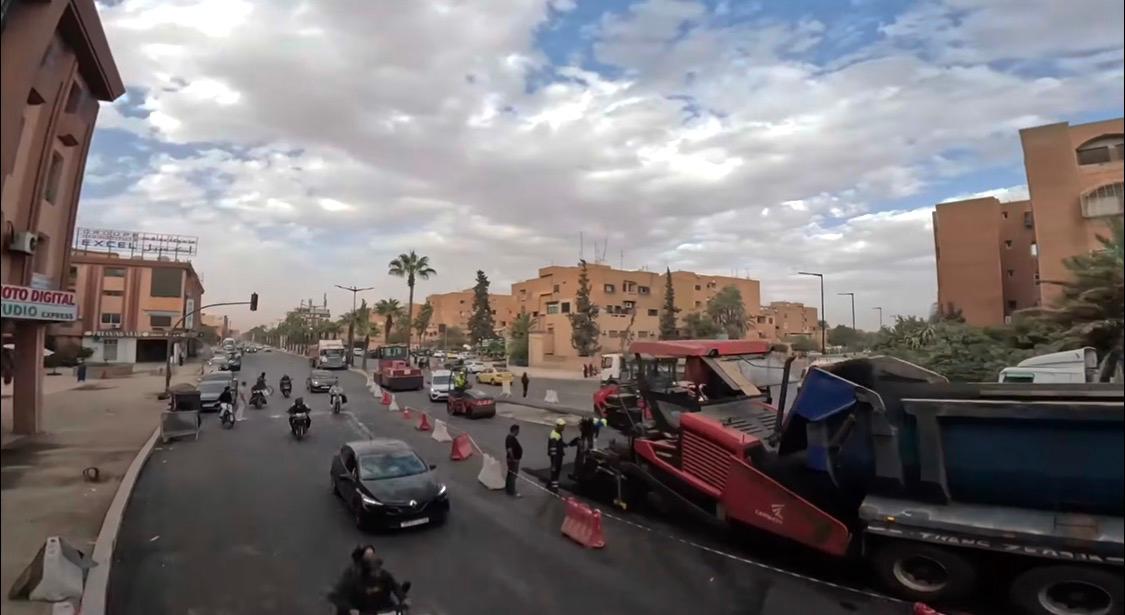 مجلس مراكش يواصل أشغال تهيئة وتوسيع شارع علال الفاسي لتعزيز الانسيابية المرورية