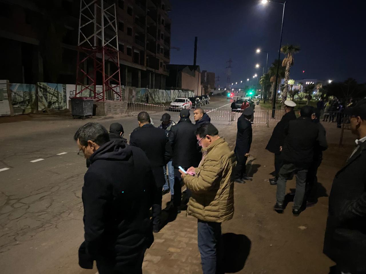 عمارة “عين مزوار” مراكش.. رعب الانهيار يدفع عاملاً لإلقاء نفسه من الطابق الثالث ظناً منه أنه “زلزال”