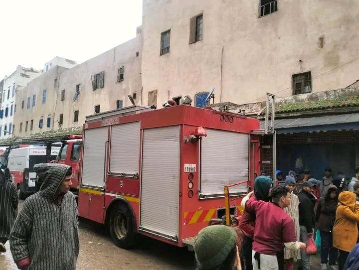 بالصور والفيديو.. انهيار منزل بالمدينة العتيقة للصويرة ينهي حياة سيدة وطفلتها الرضيعة