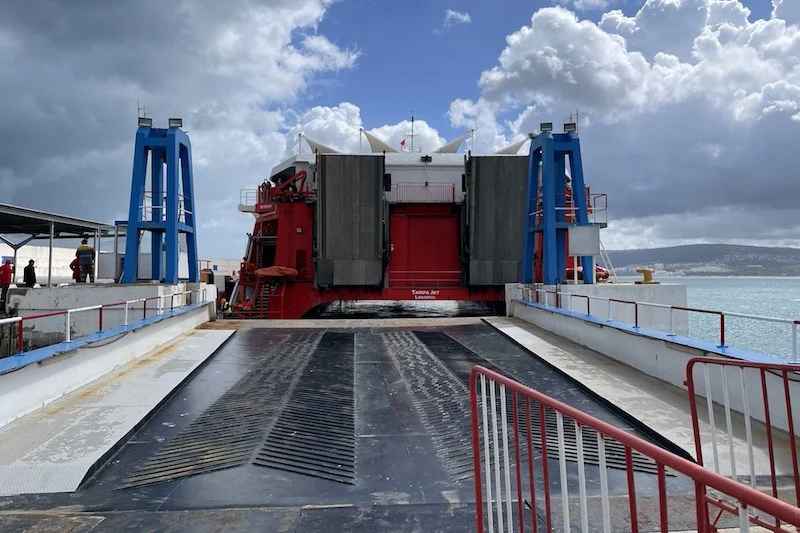 التقلبات الجوية تعلّق 9 رحلات بحرية بين ميناء طريفة وطنجة