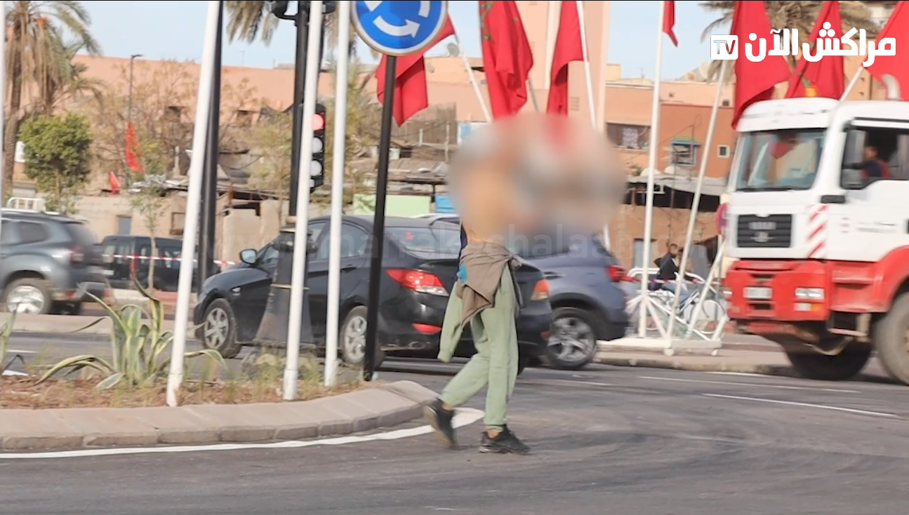 مراكش.. شخص في حالة نفسية غير طبيعية يتسبب في عرقلة السير بشارع الصويرة +فيديو
