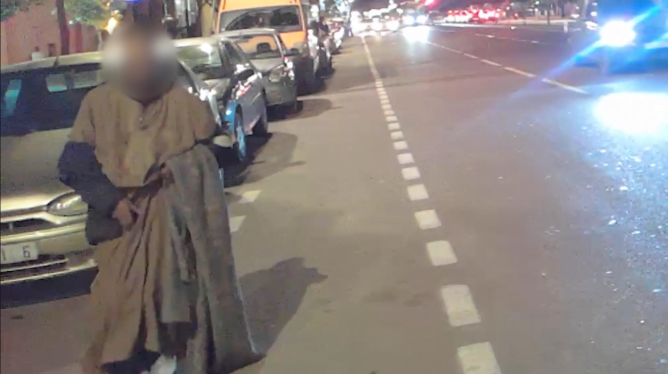 بالفيديو.. “متشرد” في حالة غير طبيعية يثير الرعب وسط المارة بعبد الكريم الخطابي مراكش