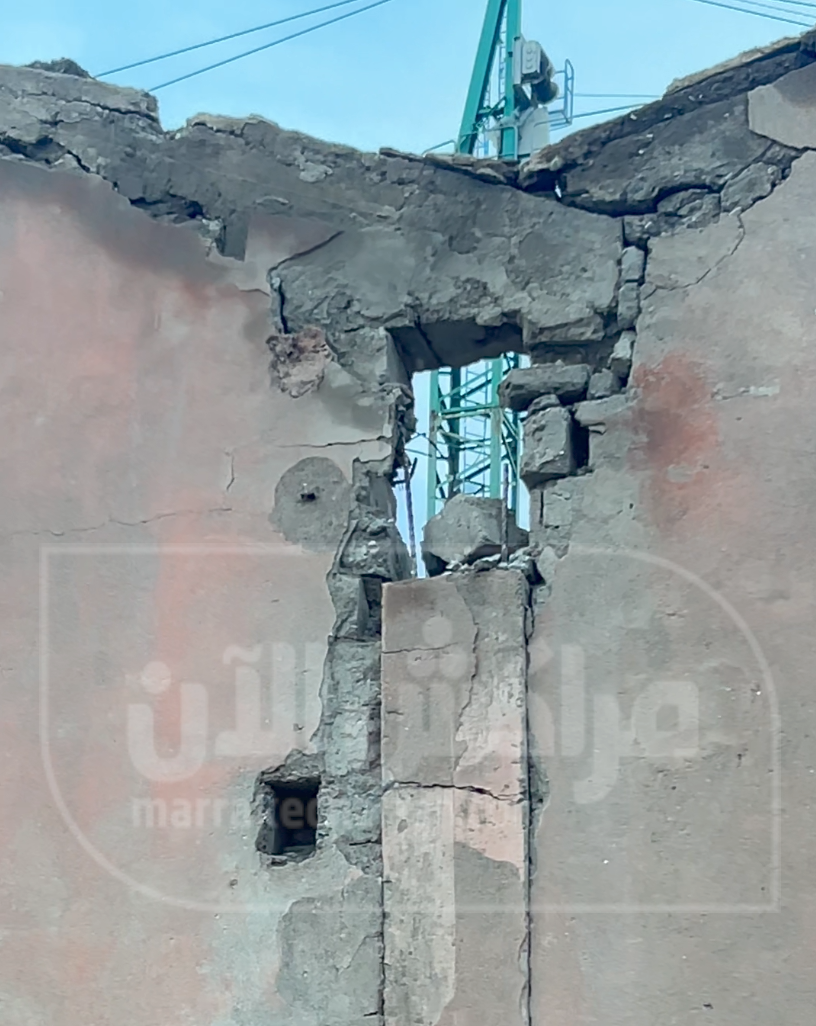 بالفيديو.. جدار مهدد بالانهيار بحي “دوار العسكر” يستنفر الساكنة وسط مخاوف من الرياح العاتية بمراكش