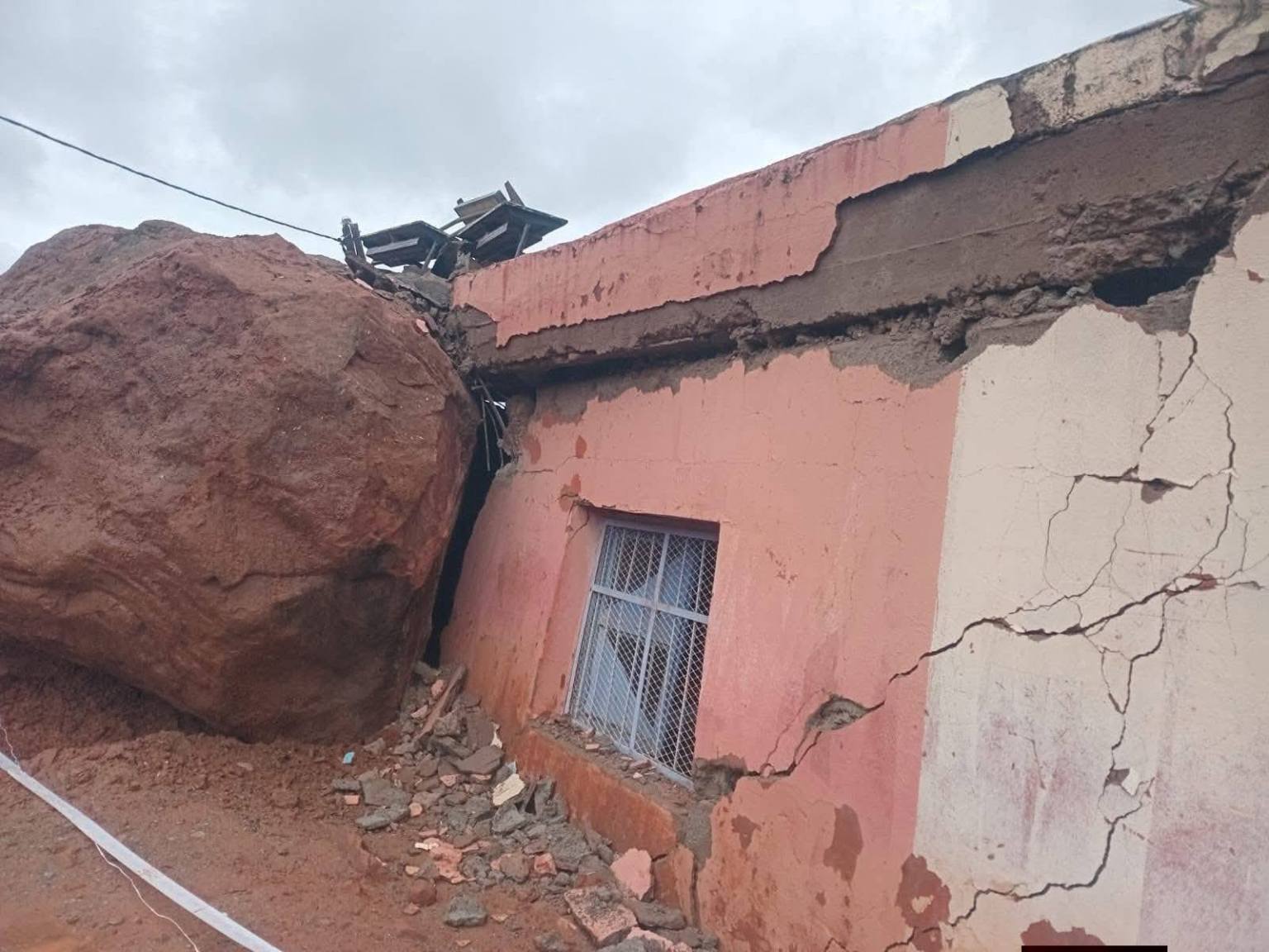 المديرية الإقليمية للحوز تقرر نقل مدرسة “تصورت 2” إلى موقع آمن بعد انهيار صخري