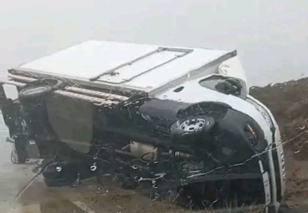 إقليم الحسيمة.. الرياح العاتية تطيح بشاحنة تبريد بجماعة “إساگن”
