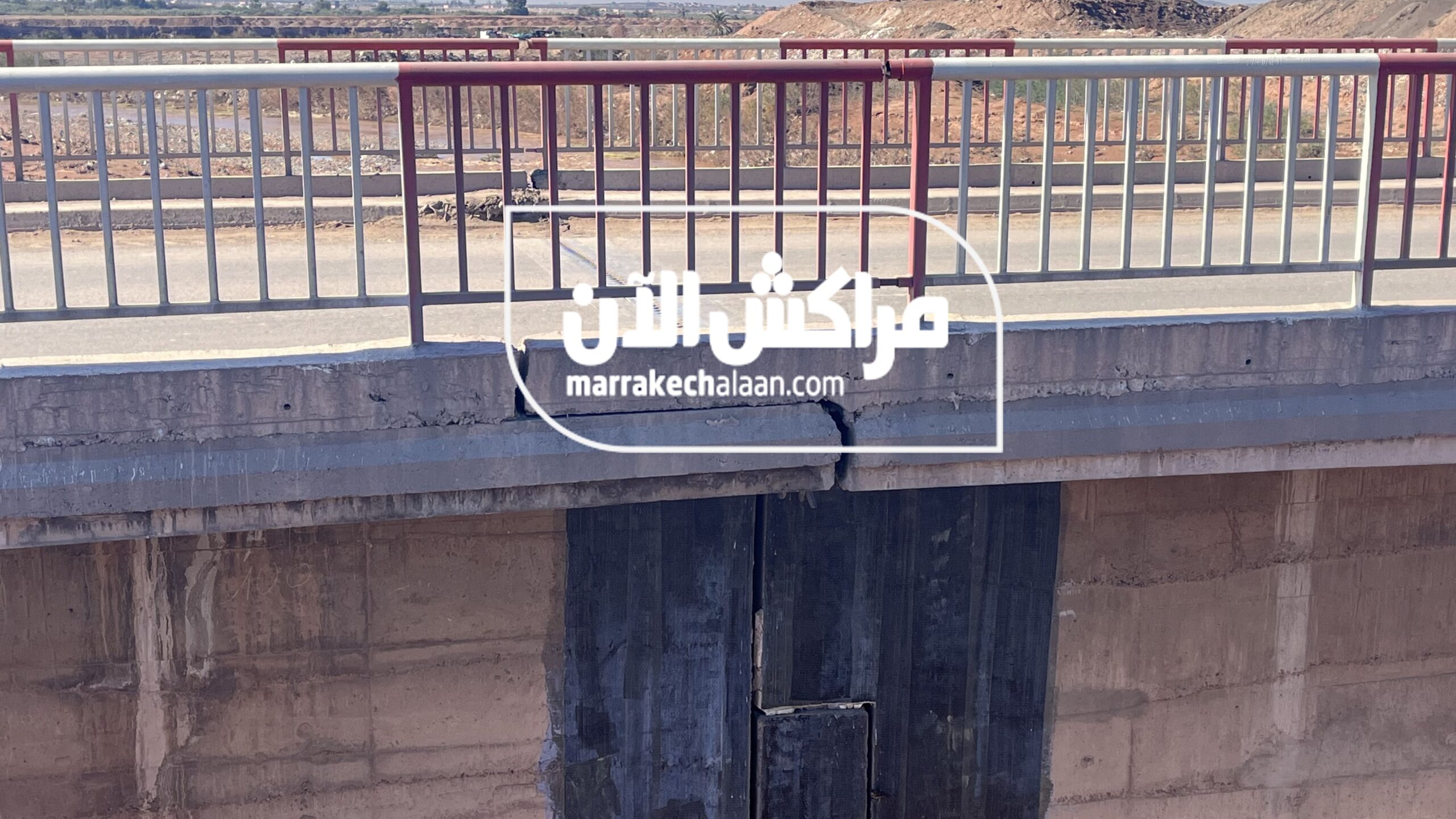 بالفيديو قنطرة وادي تانسيفت بمراكش.. تصدعات وشقوق تهدد بانهيار المسار المتبقي وتشكل خطرا على مستعملي الطريق
