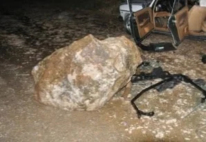 إقليم بني ملال.. صخرة منهارة تودي بحياة شخصين داخل سيارة بـ “بوتفردة”