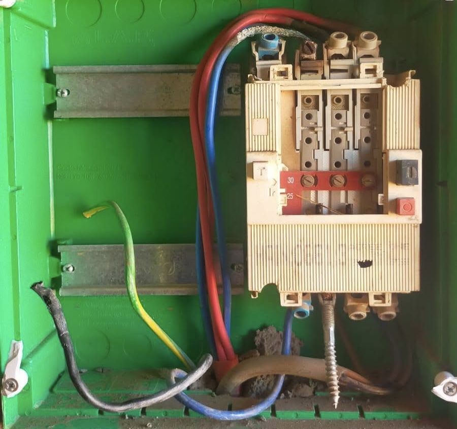 مجهولون يقومون بتخريب منشآت مائية وتجهيزات كهربائية بدوار بجماعة الكريمات +صور