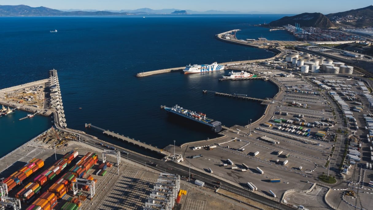 بسبب الرياح القوية والأمواج العالية.. تعليق مؤقت للملاحة البحرية بميناء طنجة المتوسط