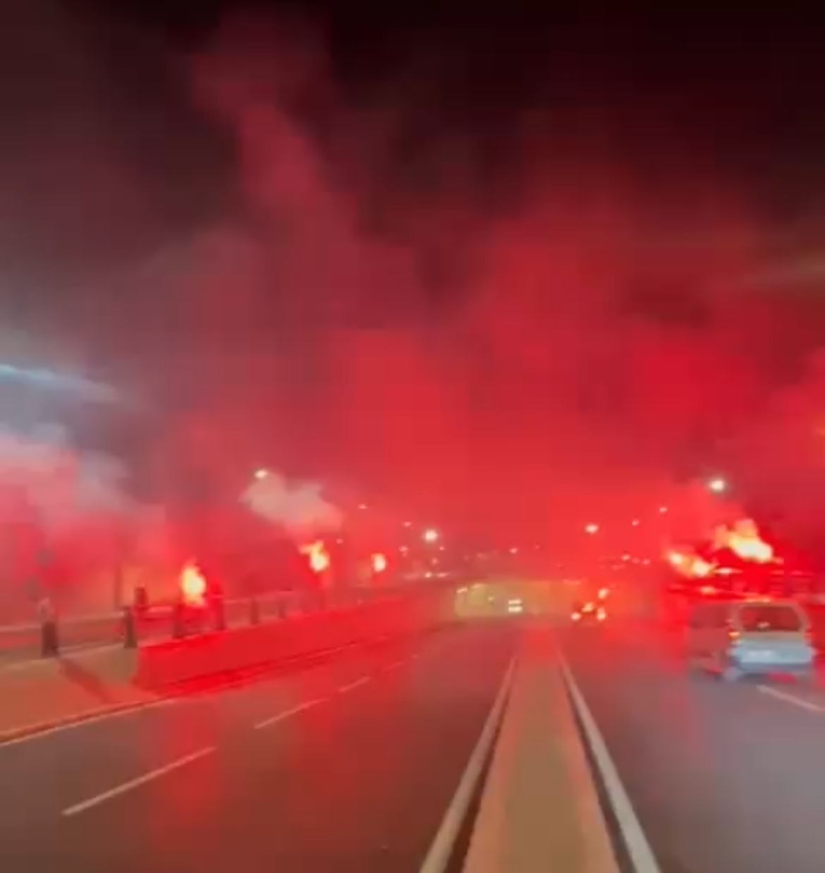 بعد ساعات من تدشينه الرسمي… عرسان يحتفلون وسط الممر تحت ارضي طريق الصويرة بمراكش بطريقتهم الخاصة +فيديو