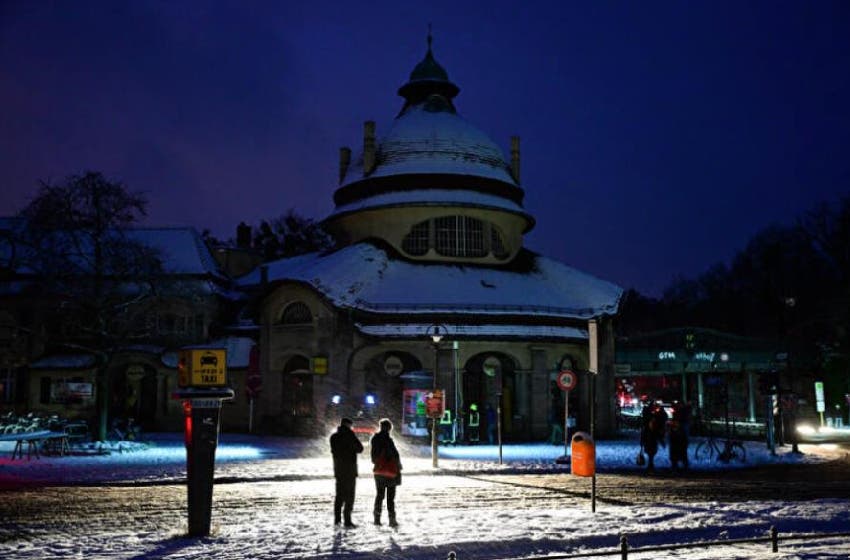 صقيع وظلام في برلين.. “فعل تخريبي” يقطع شريان الطاقة عن آلاف الأسر وسط العواصف الثلجية