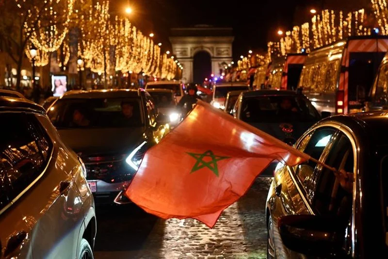 غرامات مالية بباريس تُعكّر صفو احتفالات الجماهير المغربية بتأهل “الأسود” لنصف النهائي