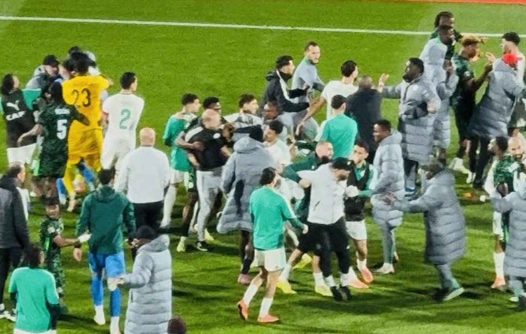 بسبب أحداث ملعب مراكش.. الكاف يُصدر عقوبات قاسية في حق الاتحاد الجزائري ولاعبيه