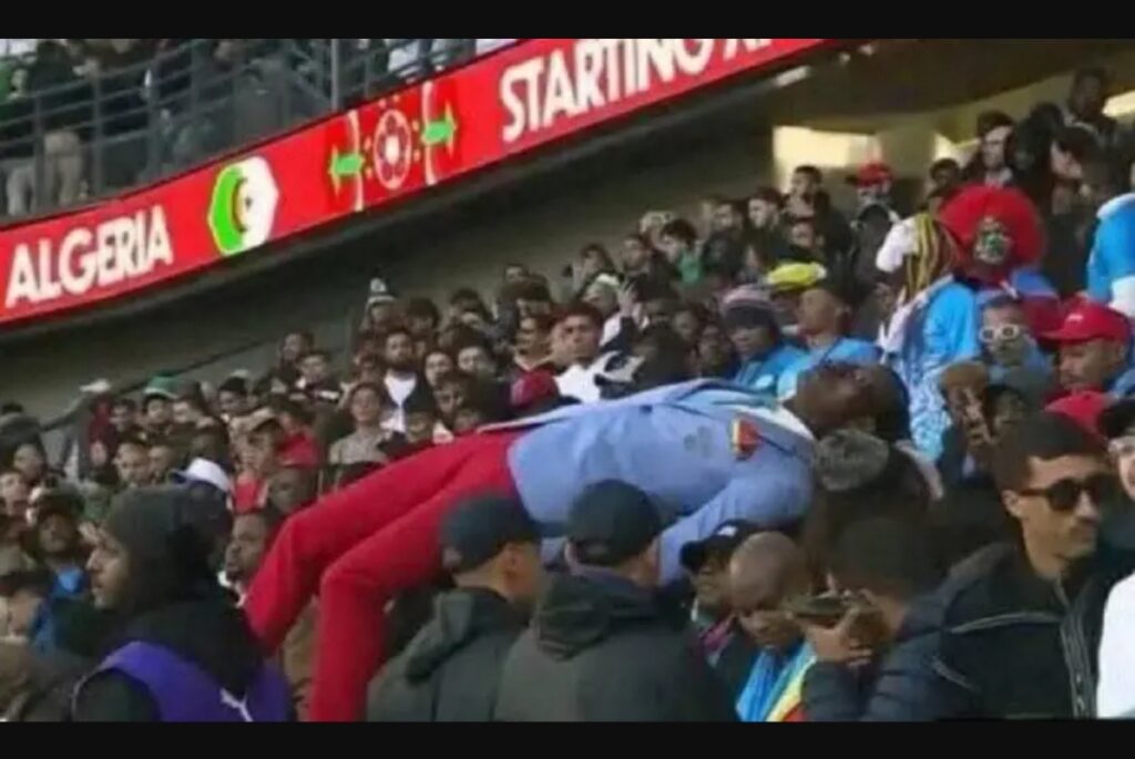 كأس أمم إفريقيا.. إغماء المشجع الكونغولي الشهير بـ “لومومبا” عقب هزيمة فريقه أمام الجزائر