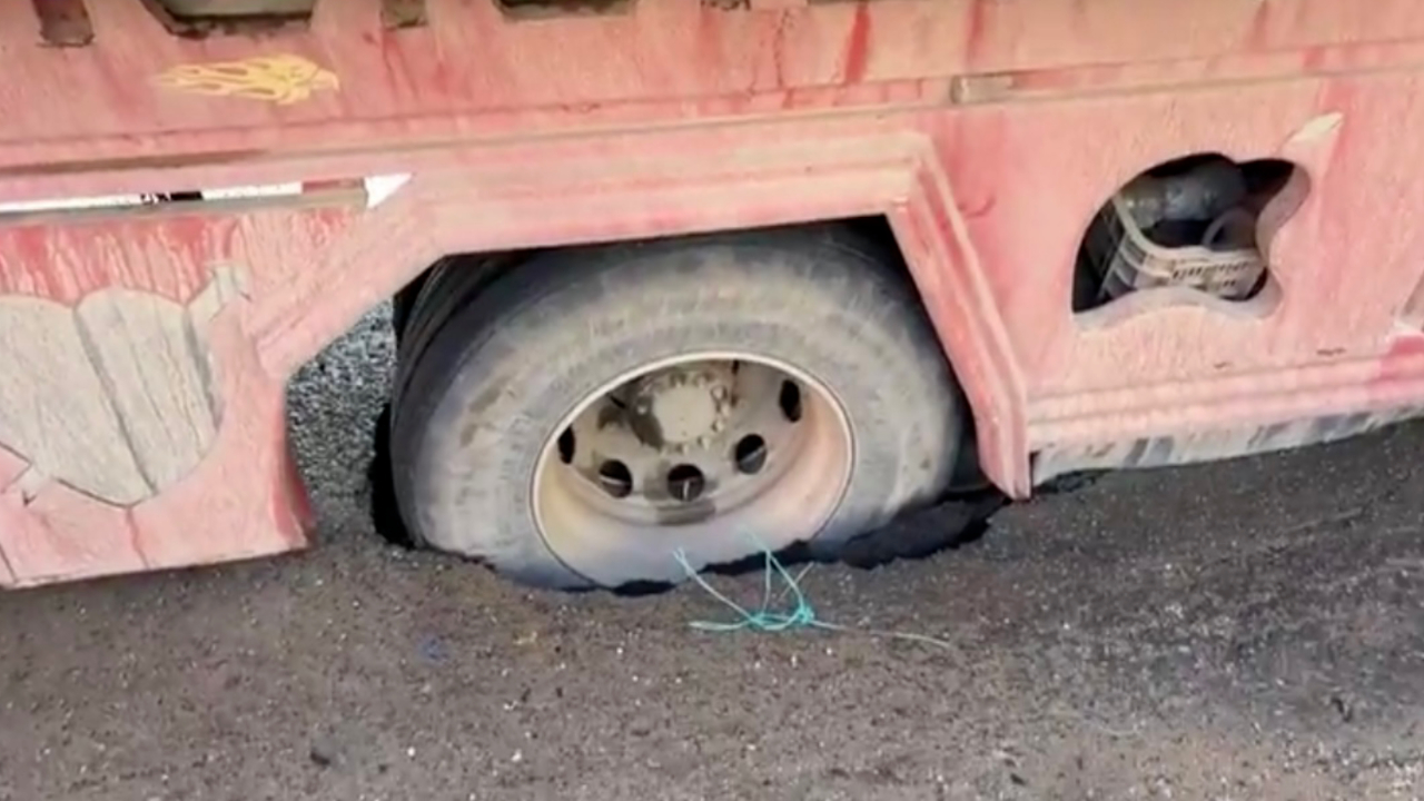 سقوط شاحنة صغيرة في حفرة بشارع عام باسفي