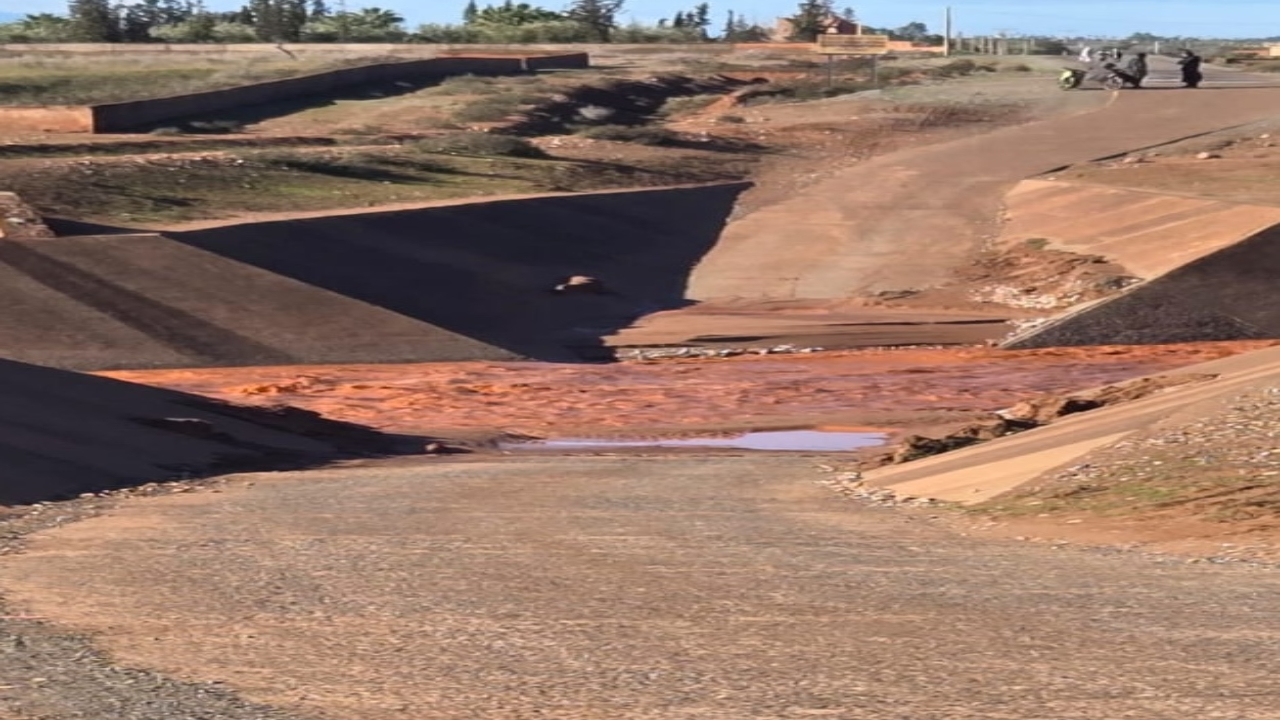 عزلة خانقة تضرب دواوير بآيت فاسكا وتمزوزت بإقليم الحوز بسبب غياب قنطرة على قناة “زرابة”