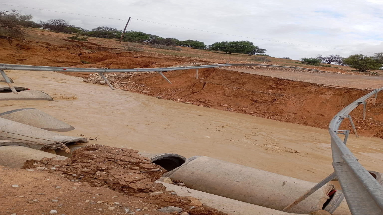 انهيار قنطرة واد تسوكا يقطع الطريق الوطنية بين الصويرة وأكادير