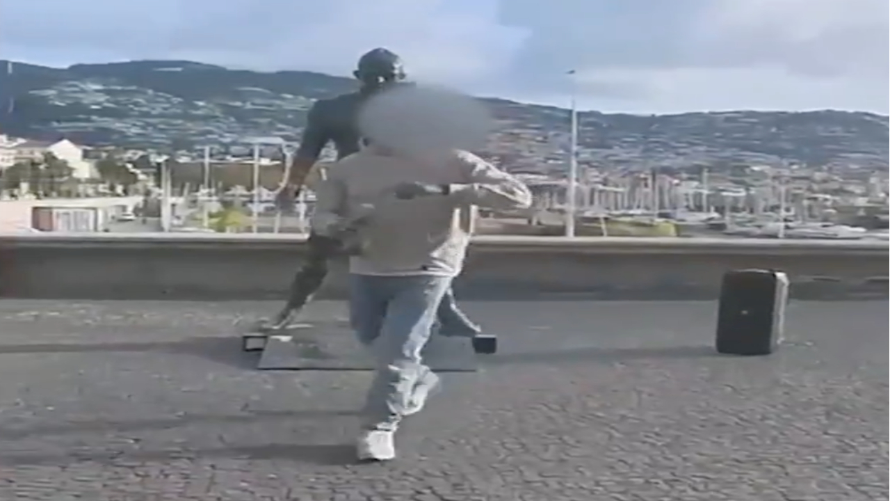 شاب يثير الجدل بإضرام النار في تمثال رونالدو