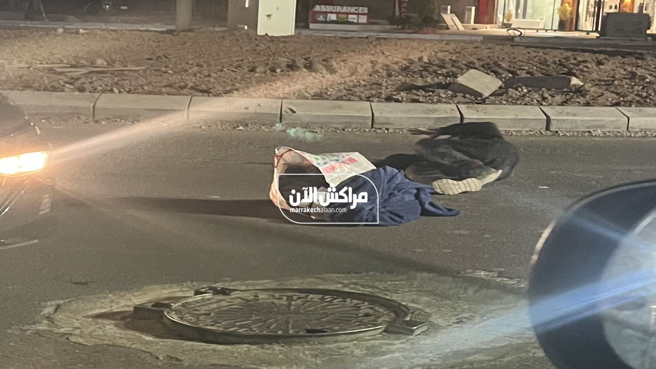 مراكش.. متشرد في حالة سكر يعرقل حركة السير بمدارة “السملالية”