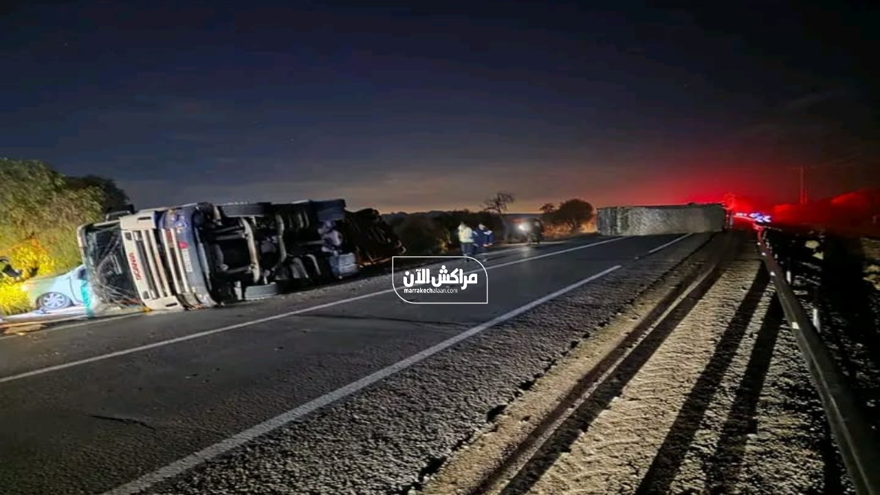 فاجعة طرقية بضواحي قلعة السراغنة.. اصطدام مروع بين شاحنتي “رموك” وسيارة أجرة يخلف قتيلاً وجرحى