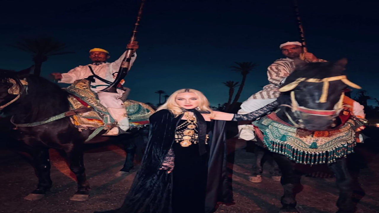 سحر مراكش يغري “مادونا” بتمديد إقامتها.. أيقونة البوب الأمريكية تخطف الأنظار بـ “السلهام” المغربي
