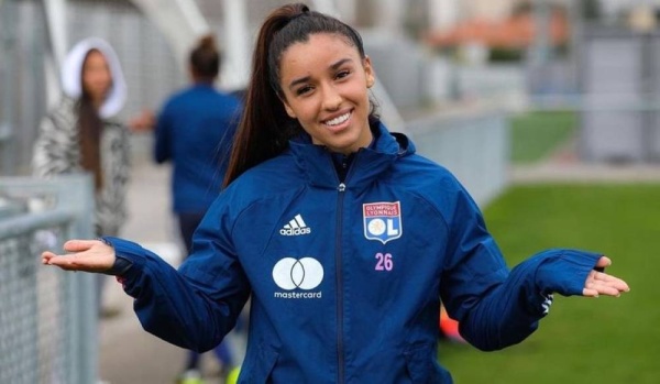 نجمة المنتخب الفرنسي سكينة قرشاوي تتفاعل مع فوز الأسود على الكاميرون