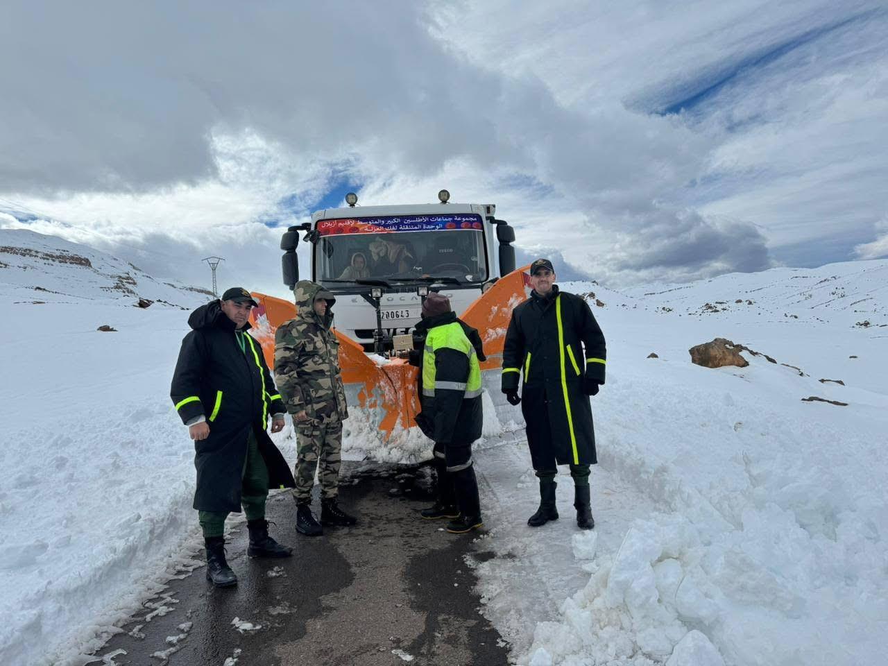 إقليم أزيلال.. تواصل جهود فك العزلة عن مركز “أنركي” بعد تسخير آليات لإزاحة الثلوج +فيديو