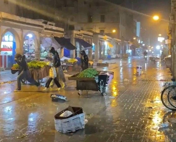 تحت وطأة “النشرة الحمراء”.. الصويرة تستقبل أولى الزخات العاصفية وسط استنفار وتوجس