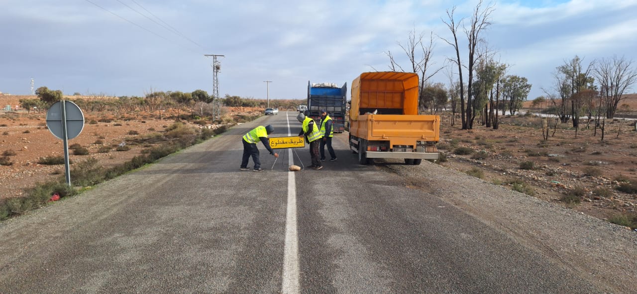 تعبئة شاملة للسلطات المحلية بشيشاوة لإزالة الأحجار والأتربة والثلوج وضمان سلامة مستعملي الطرق