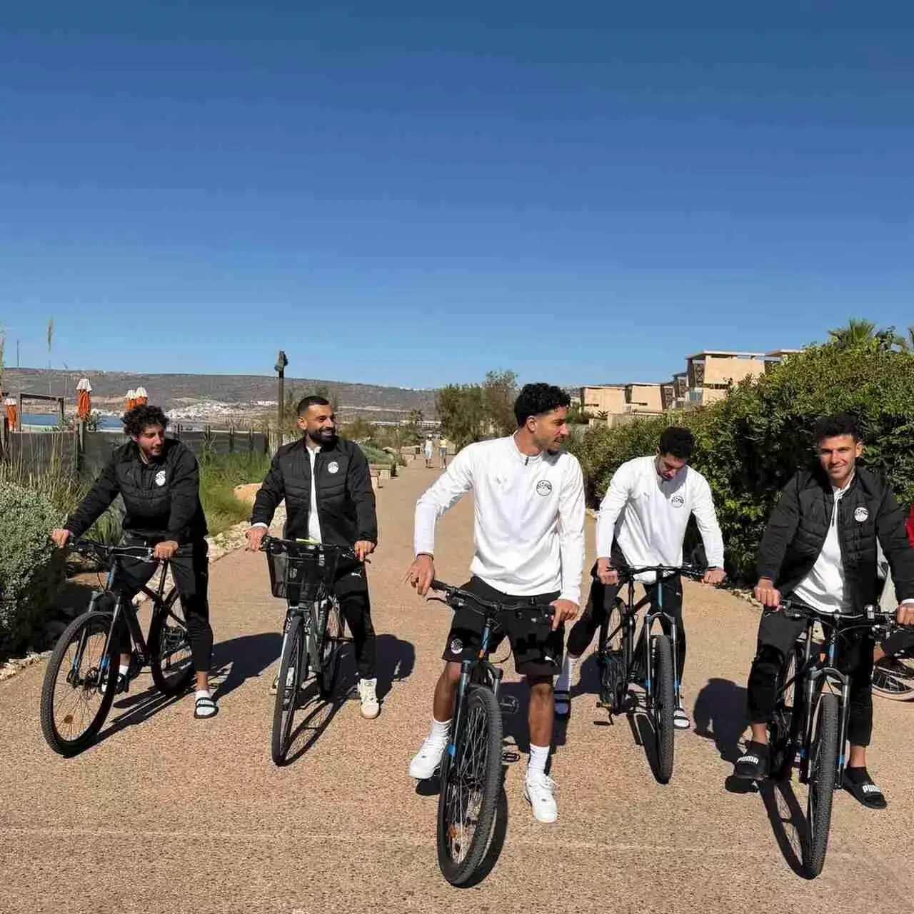 أكادير.. لاعبو المنتخب المصري في جولة سياحية بالدراجات عقب التأهل لربع نهائي “الكان”