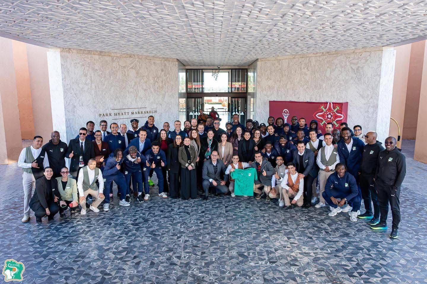 بالصور.. بعثة “الأفيال” تودع مراكش بصورة تذكارية مع أطقم فندق إقامتها قبيل التوجه لاكادير