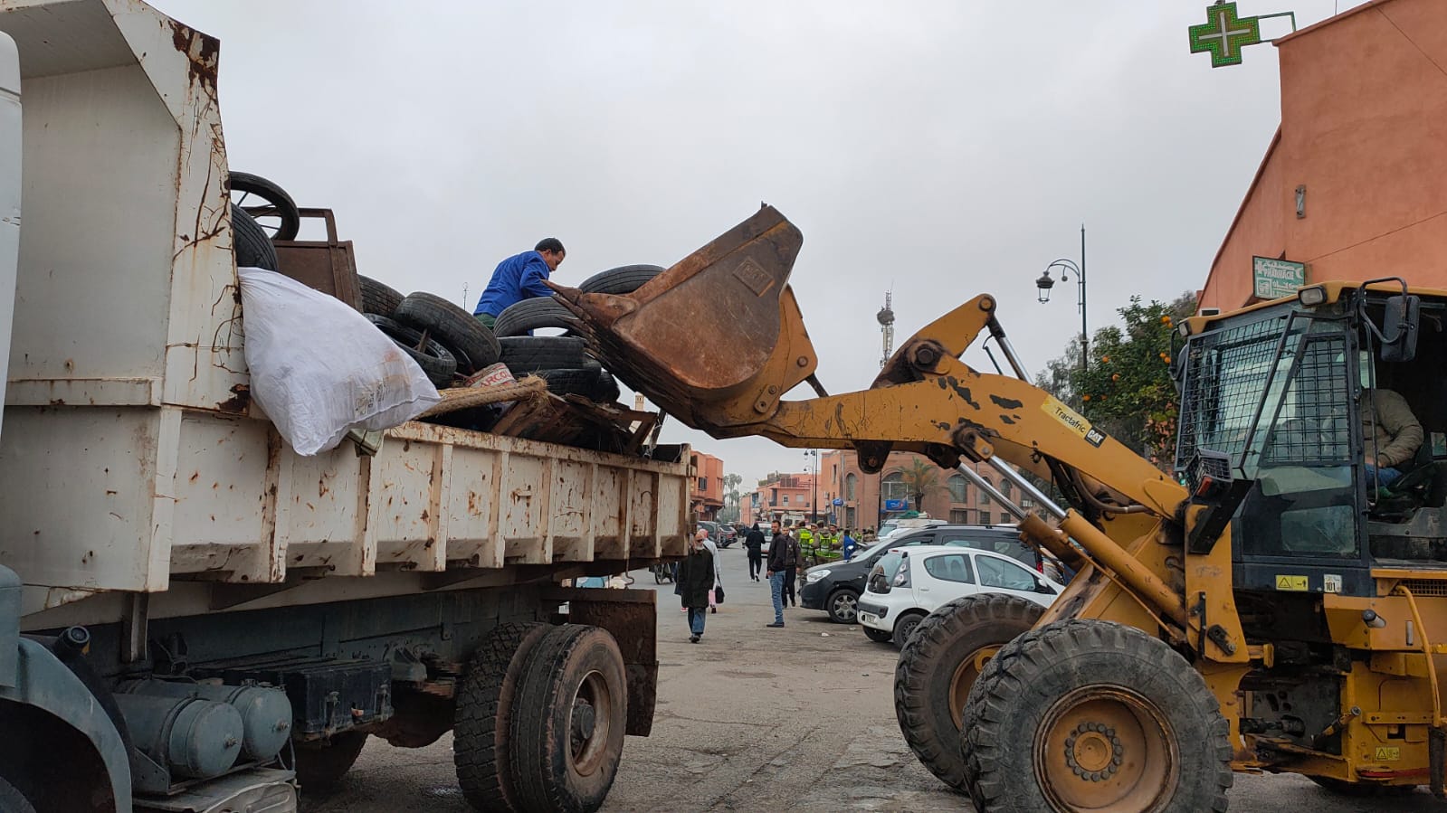 مراكش.. السلطات تطلق عملية واسعة النطاق لتحرير الملك العمومي وتأهيل الفضاء الحضري