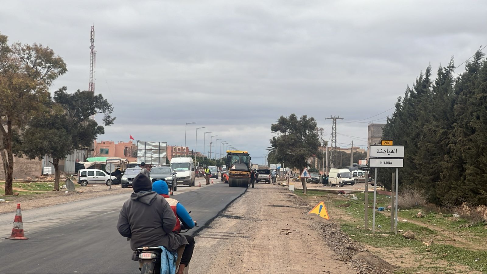 المديرية الاقليمية للتجهيز بقلعة السراغنة تُسارع وتيرة أشغال الطريق الجهوية 206 وتصل مركز “لهيادنة”