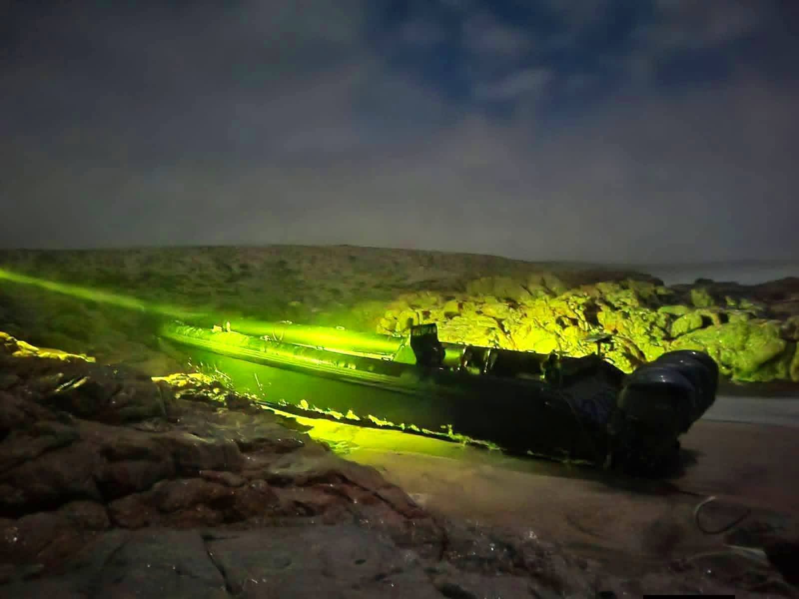 تيزنيت.. السلطات تحقق في جنوح قارب سريع “فانطوم” بالشاطئ