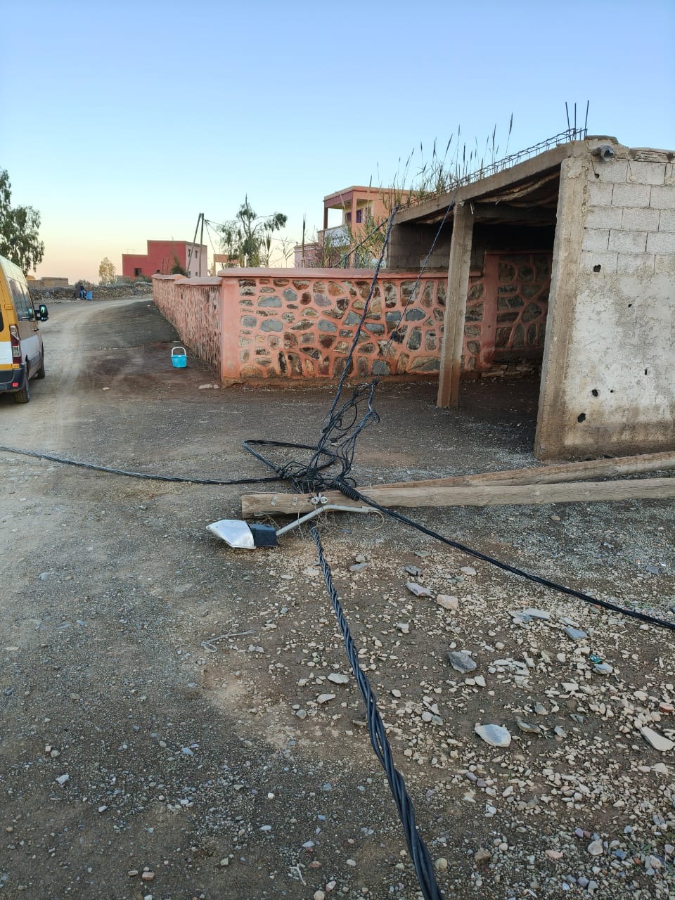 اقليم الحوز.. أسلاك كهربائية مكشوفة بدوار إكرنومعاد بجماعة مولاي إبراهيم تهدد سلامة الساكنة