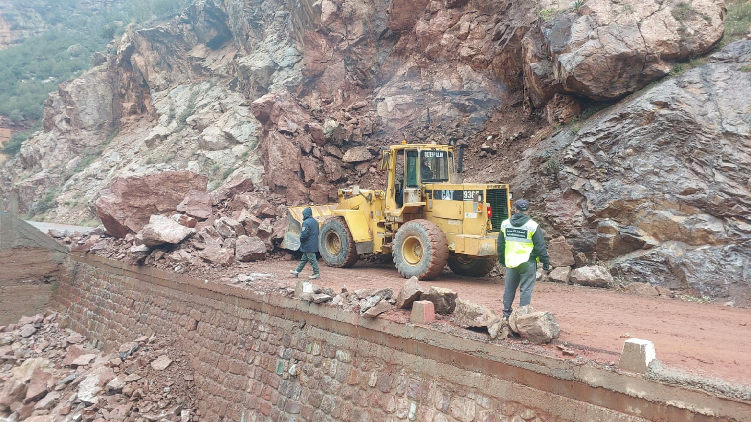 إقليم الحوز.. استنفار ميداني لإزاحة كتل صخرية ضخمة قطعت الطريق نحو “ستي فاظمة”