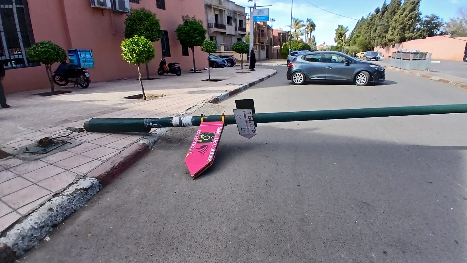 بسبب الرياح القوية.. سقوط عمود إنارة يستنفر السلطات بأمرشيش مراكش